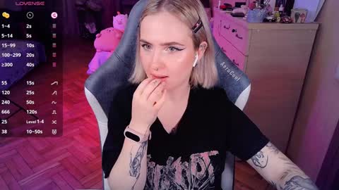 Snapshot of shyfoxxxy chatting on January 2025 07:39:01 PM Effie online show from January 2025 07:39:01 PM