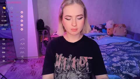 Snapshot of shyfoxxxy chatting on February 2025 01:16:02 PM Effie online show from February 2025 01:16:02 PM