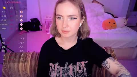 Snapshot of shyfoxxxy chatting on March 2025 06:26:02 PM Effie online show from March 2025 06:26:02 PM