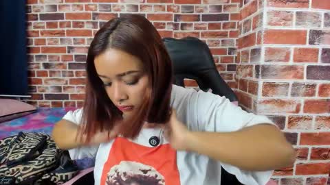 Snapshot of sienna_lux01 chatting on March 2026 01:44:01 AM sienna_lux01 online show from March 2026 01:44:01 AM