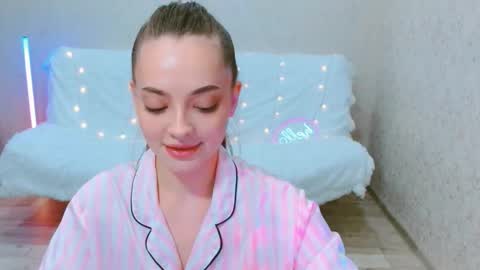 Snapshot of siennamia chatting on May 2026 05:00:01 PM Sienna Mia online show from May 2026 05:00:01 PM
