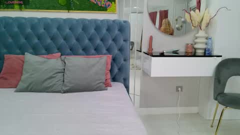 Sienna online show from September 2025 04:26:01 AM