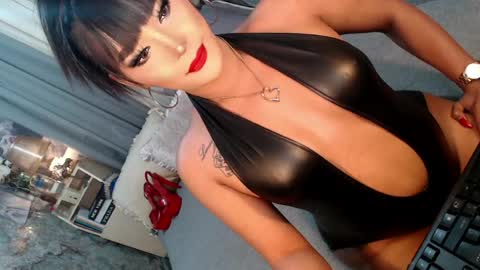 Snapshot of sierrafina_mcbride chatting on April 2026 05:21:01 AM Sierrafina online show from April 2026 05:21:01 AM