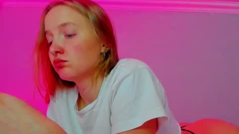 Snapshot of silky_huzelnut chatting on September 2025 11:43:01 AM Mila online show from September 2025 11:43:01 AM