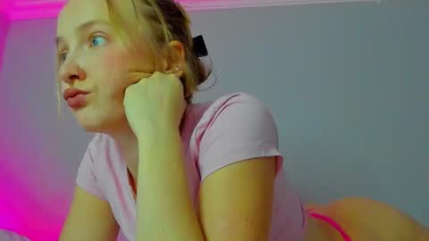 Snapshot of silky_huzelnut chatting on September 2025 09:11:02 AM Mila online show from September 2025 09:11:02 AM