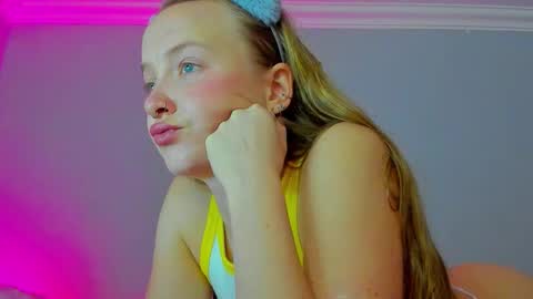 Snapshot of silky_huzelnut chatting on September 2025 08:50:01 AM Mila online show from September 2025 08:50:01 AM