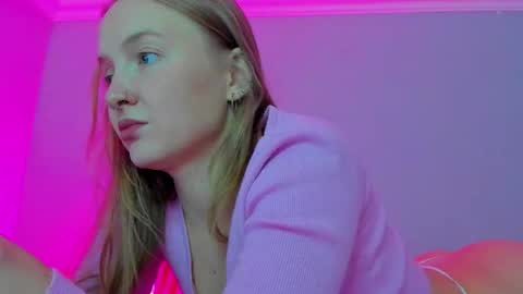 Snapshot of silky_huzelnut chatting on September 2025 08:30:01 AM Mila online show from September 2025 08:30:01 AM