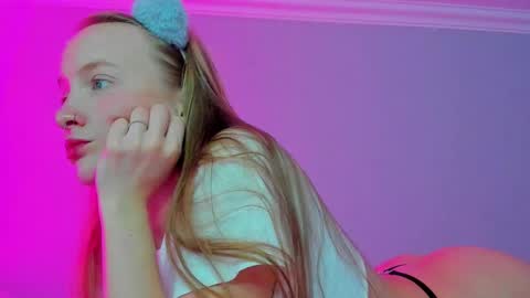 Snapshot of silky_huzelnut chatting on October 2025 10:02:01 AM Mila online show from October 2025 10:02:01 AM