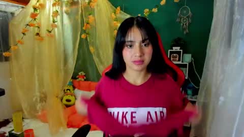 Snapshot of simone_simpson chatting on December 2024 06:40:01 AM Simon Simpson Modelo Independiente online show from December 2024 06:40:01 AM