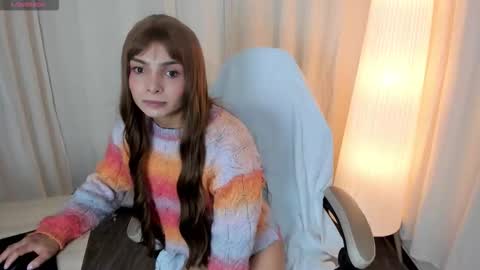 Snapshot of simone_sky chatting on January 2026 08:21:01 PM simone_sky online show from January 2026 08:21:01 PM