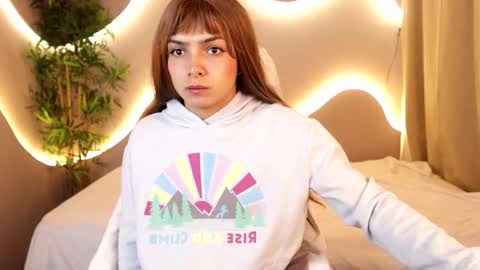 Snapshot of simone_sky chatting on February 2026 01:41:01 PM simone_sky online show from February 2026 01:41:01 PM