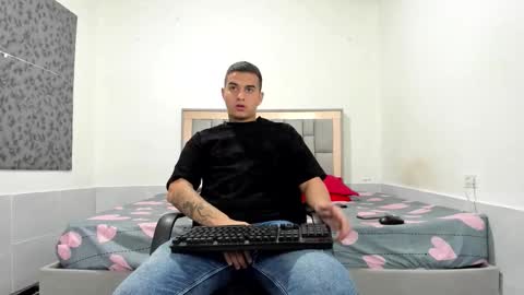 Snapshot of simonkeler chatting on December 2025 10:26:01 PM SIMON KELER online show from December 2025 10:26:01 PM