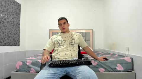 Snapshot of simonkeler chatting on December 2025 11:33:02 PM SIMON KELER online show from December 2025 11:33:02 PM