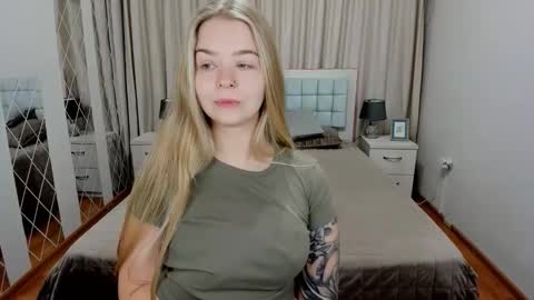 SirenaBloom online show from October 2025 05:37:01 AM