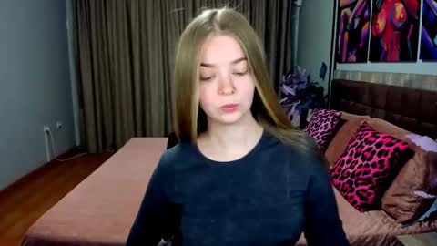 Snapshot of sirenabloom chatting on May 2026 04:28:02 AM SirenaBloom online show from May 2026 04:28:02 AM