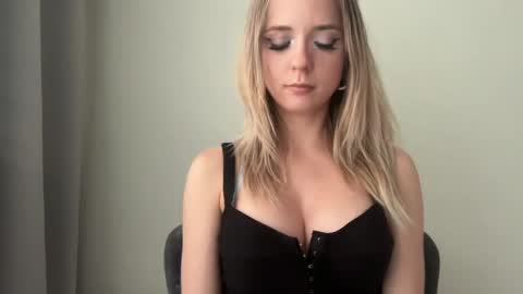Sisi Bunny online show from June 2026 05:14:01 PM