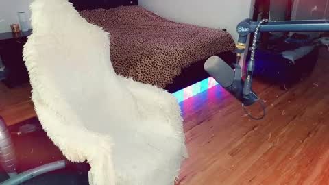 Ashleigh Mak online show from April 2026 06:35:01 PM