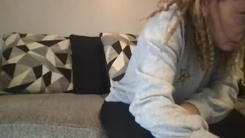 Snapshot of skarfos_babes chatting on December 2024 03:43:02 PM skarfos_babes online show from December 2024 03:43:02 PM