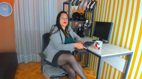 Snapshot of skarlettbarnes chatting on November 2025 11:43:01 AM skarlettbarnes online show from November 2025 11:43:01 AM