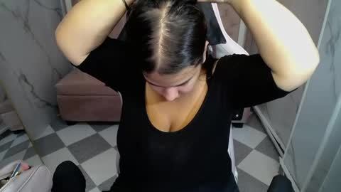 Snapshot of skeler_lovd_b chatting on April 2026 12:22:02 PM Skarlet online show from April 2026 12:22:02 PM