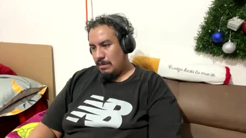 Snapshot of skinhell chatting on December 2024 03:28:02 AM Elias online show from December 2024 03:28:02 AM