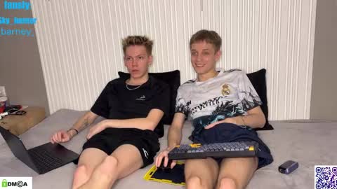 Snapshot of sky_hunter chatting on December 2025 09:09:02 PM sky_hunter online show from December 2025 09:09:02 PM