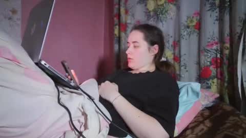 skyressie333 online show from December 2024 06:25:01 PM