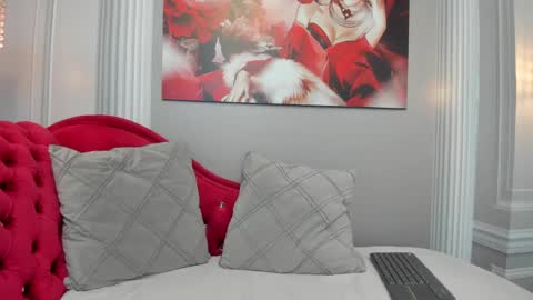 Snapshot of slut_milf4u chatting on February 2025 12:17:01 PM Paola online show from February 2025 12:17:01 PM