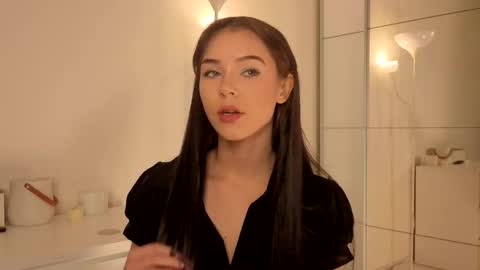 Snapshot of slyshypie chatting on November 2025 02:11:01 PM Lily online show from November 2025 02:11:01 PM