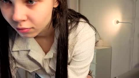 Snapshot of slyshypie chatting on November 2025 01:34:01 PM Lily online show from November 2025 01:34:01 PM