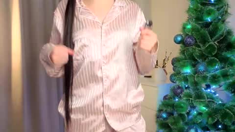 Snapshot of slyshypie chatting on January 2026 01:04:02 PM Lily online show from January 2026 01:04:02 PM