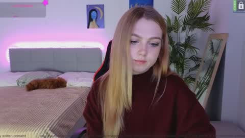 Snapshot of small_blondee chatting on December 2024 11:25:01 PM Emily online show from December 2024 11:25:01 PM