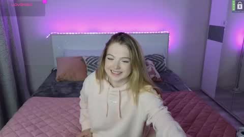 Snapshot of small_blondee chatting on March 2025 06:55:01 PM Emily online show from March 2025 06:55:01 PM