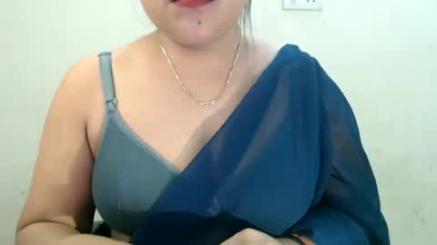 Snapshot of smiley_queen99 chatting on June 2026 01:53:02 PM smiley online show from June 2026 01:53:02 PM