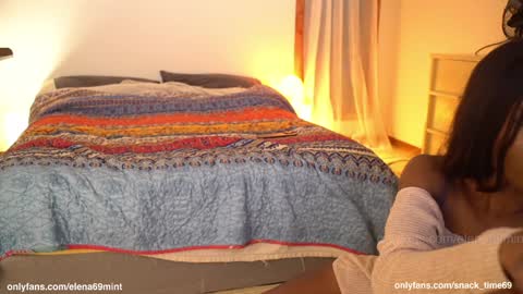 Snapshot of snack_time69 chatting on January 2025 01:37:02 AM Elena and Herb online show from January 2025 01:37:02 AM