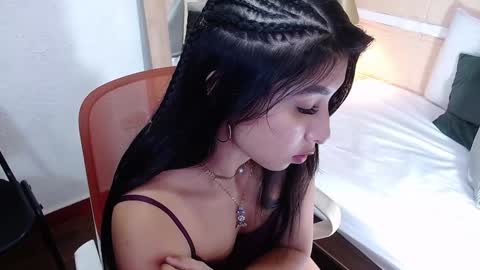 Snapshot of sneakyy_fantasy chatting on January 2025 04:00:02 AM Hellen online show from January 2025 04:00:02 AM