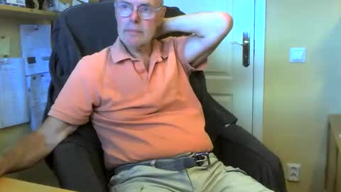 Snapshot of snickarn335731 chatting on June 2026 04:44:01 PM snickarn335731 online show from June 2026 04:44:01 PM