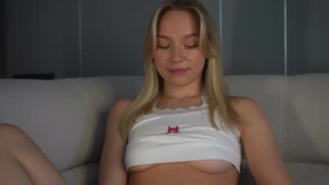 Snapshot of snow_is_falling chatting on February 2025 10:26:02 AM Candice Snow online show from February 2025 10:26:02 AM