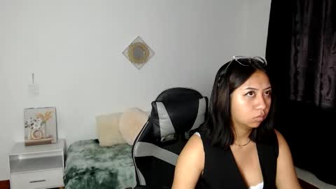 sofia online show from October 2025 07:13:01 PM