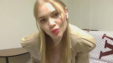 SofiaRay online show from November 2025 11:40:01 PM