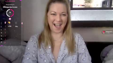 solesticia online show from November 2025 04:06:01 PM