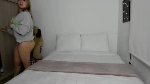 Snapshot of sophi_moreno chatting on December 2024 02:37:02 AM Sofi online show from December 2024 02:37:02 AM