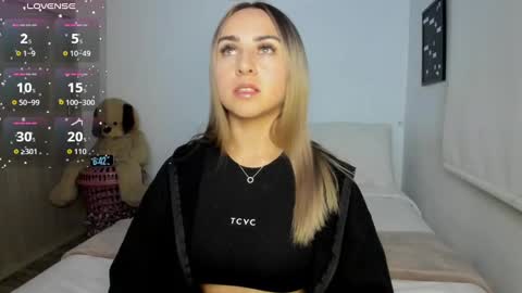 Snapshot of sophi_moreno chatting on September 2025 11:41:01 PM Sofi online show from September 2025 11:41:01 PM