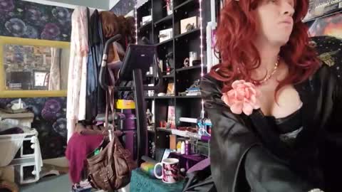 Snapshot of sophie198013 chatting on May 2026 01:51:01 PM Sophie Satin1980 online show from May 2026 01:51:01 PM