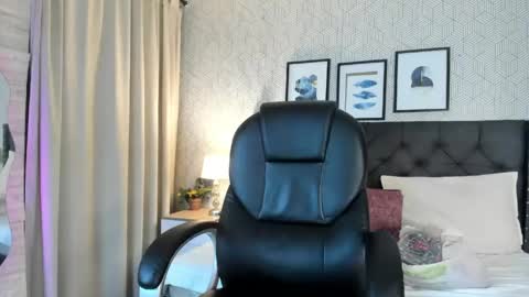 sophie__blare online show from June 2026 07:04:02 PM