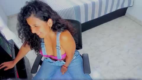 Sophia  online show from November 2025 03:47:02 PM