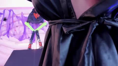 Snapshot of sophie_newton chatting on October 2025 12:30:01 PM sophie_newton online show from October 2025 12:30:01 PM