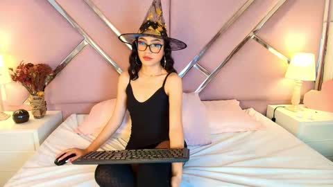 sophievelle online show from October 2025 01:10:01 PM