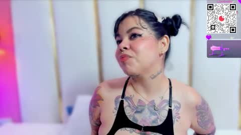 Snapshot of sophieyenki chatting on October 2025 11:03:01 PM SOPHIE online show from October 2025 11:03:01 PM