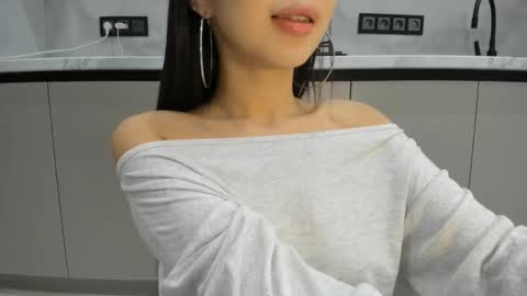 Mia online show from October 2025 04:39:01 PM